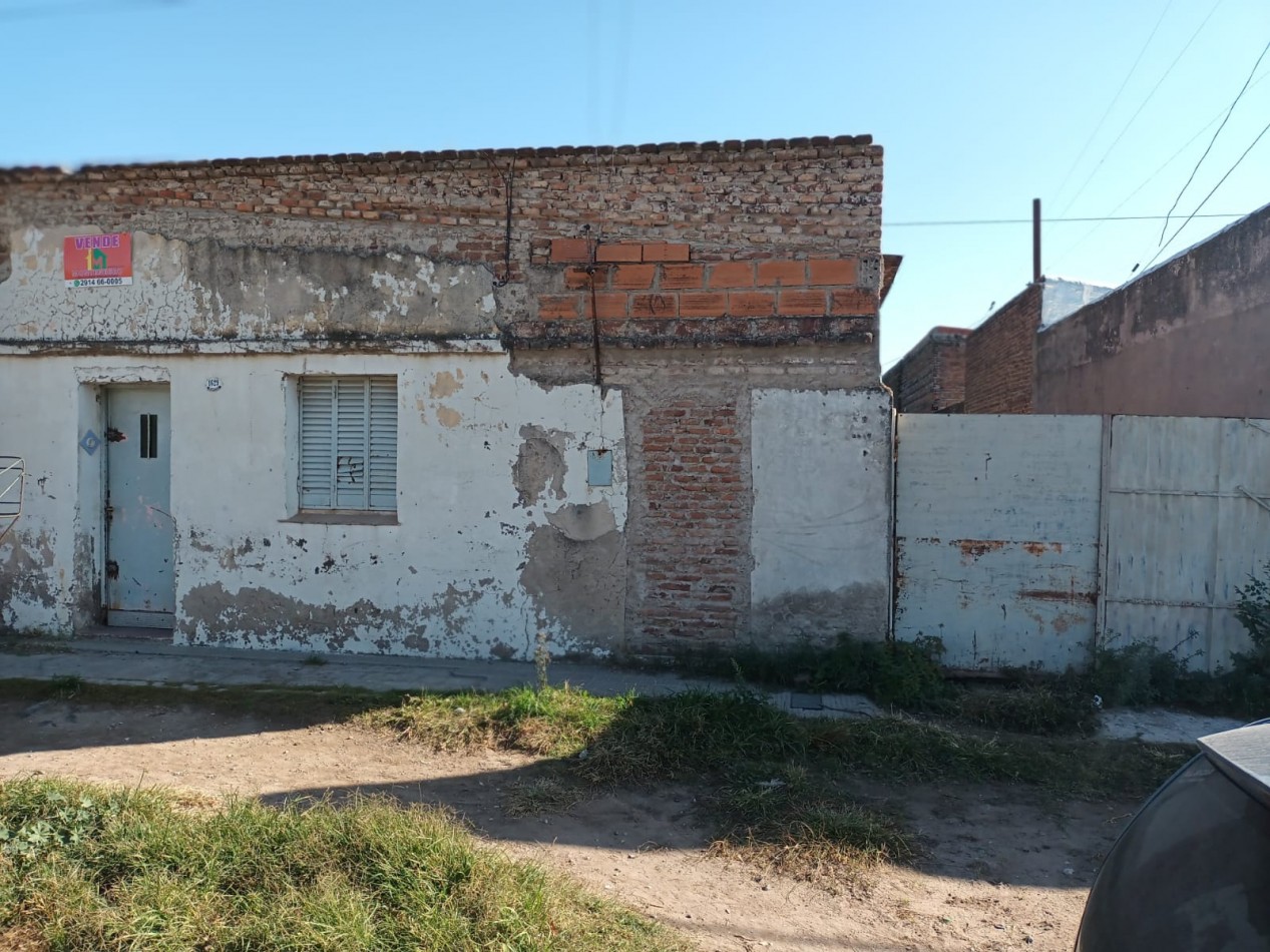 Venta; Casa a refaccionar/restaurar con amplio patio