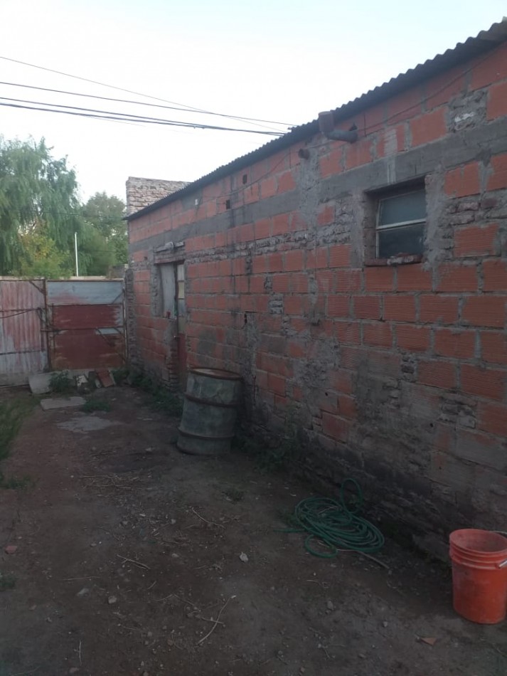 Venta; Casa a refaccionar/restaurar con amplio patio