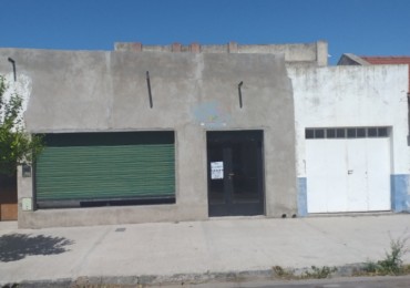 Se vende Casa con local España al 800