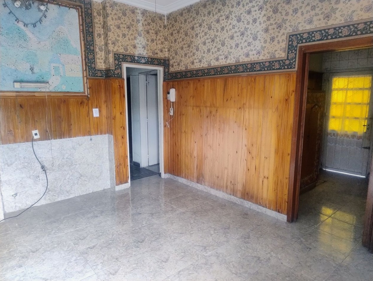 Casa en alquiler con patio en villa mitre 