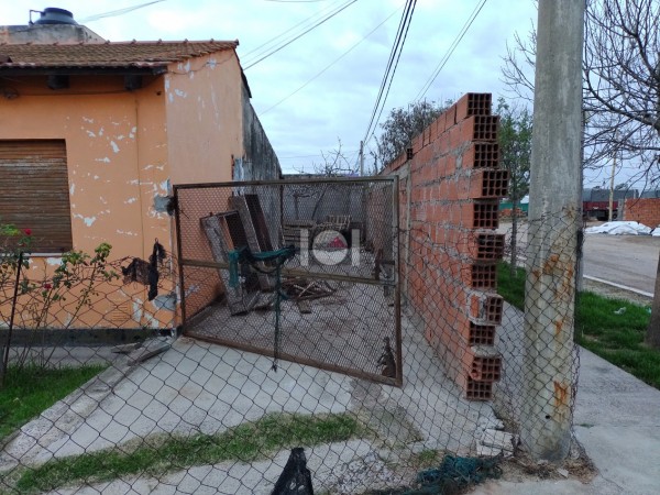 Vendo casa 3 dormitorios  y departamento en Ingeniero White 