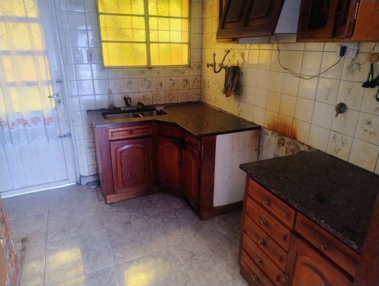 Casa en alquiler con patio en villa mitre 